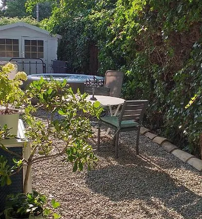Le Petit Jardin ... 게스트하우스 LʼIsle-sur-la-Sorgue